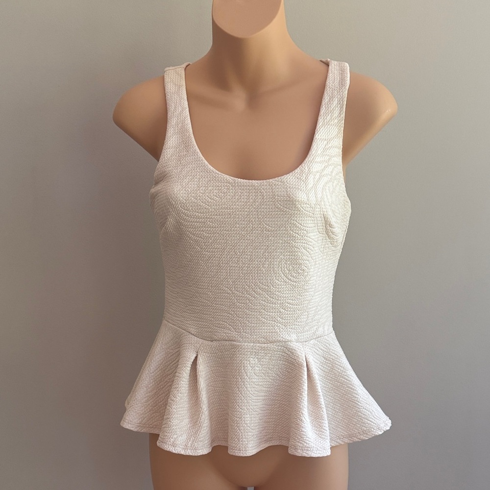 Bebe Chic Textured Peplum Top, Ivory Size XSP, fully lined, back zip